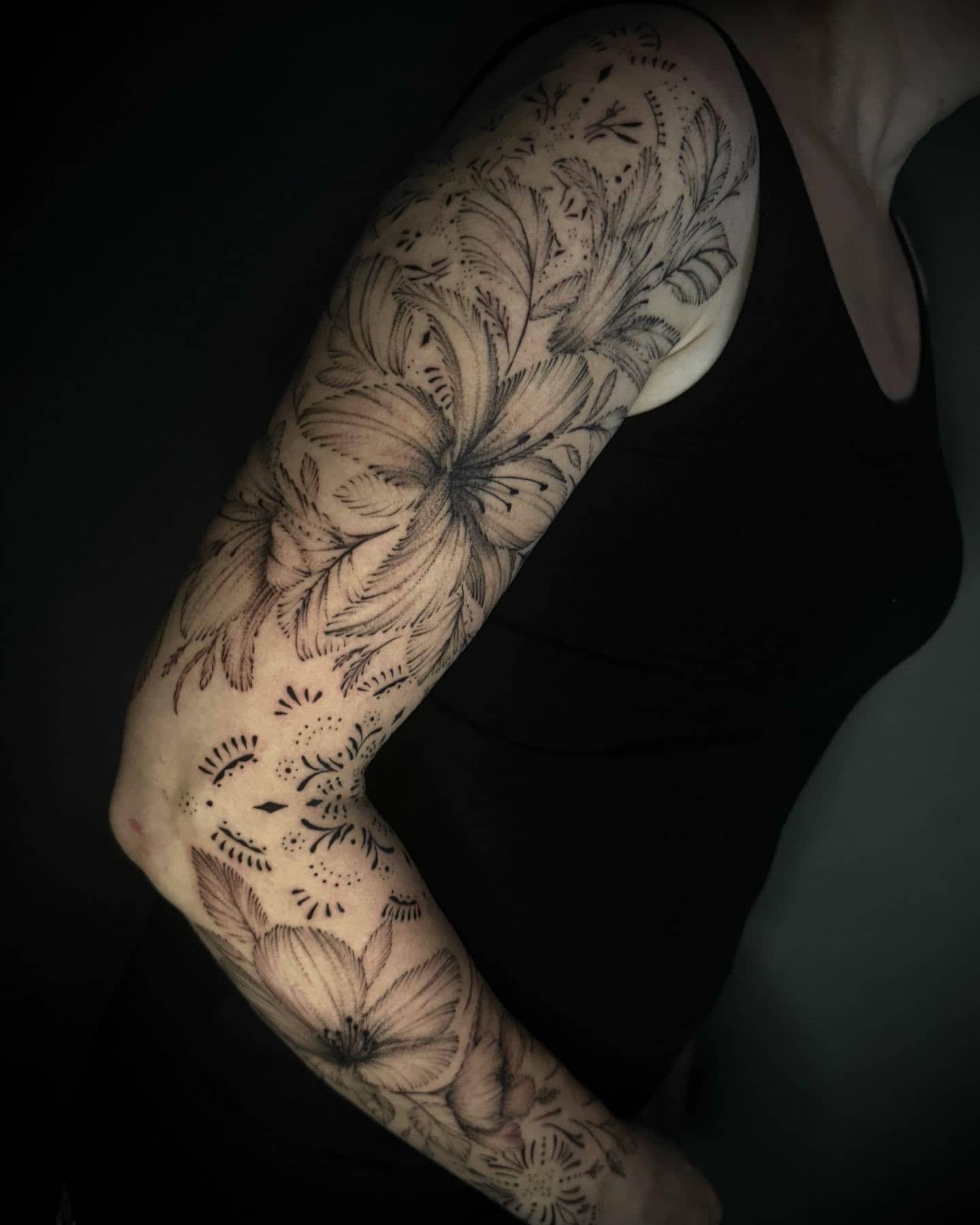 Grossflaechiges Fineline Botanik-Sleeve mit Blumen und Federn