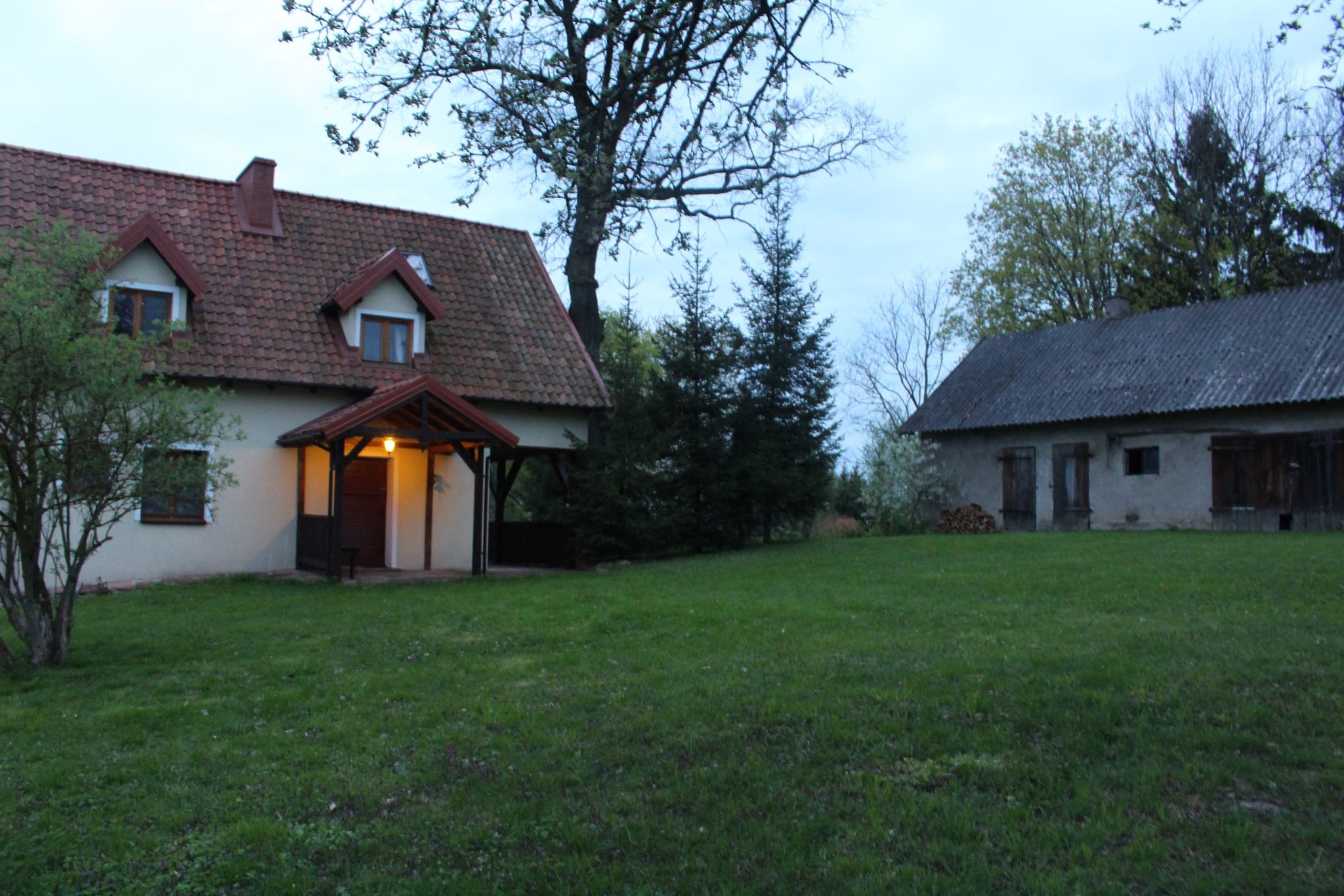 Widok na dom i budynek gospodarczy