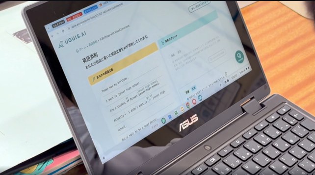 Chromebookで自分の英文をUGUIS.AIに確認させる生徒