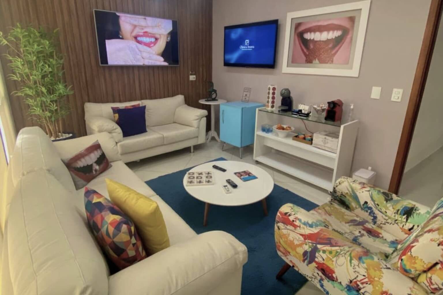 Sala de espera da Clínica Arana com sofás de couro e amplas janelas