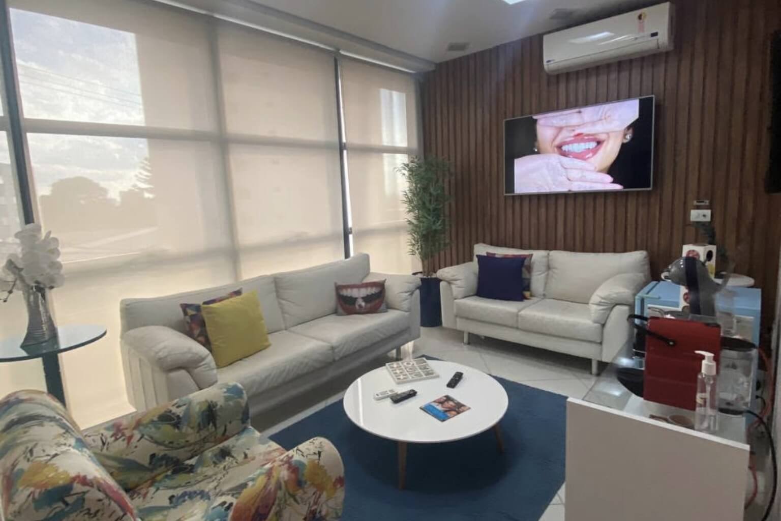 Sala de espera da Clínica Arana com cadeiras brancas e recepção