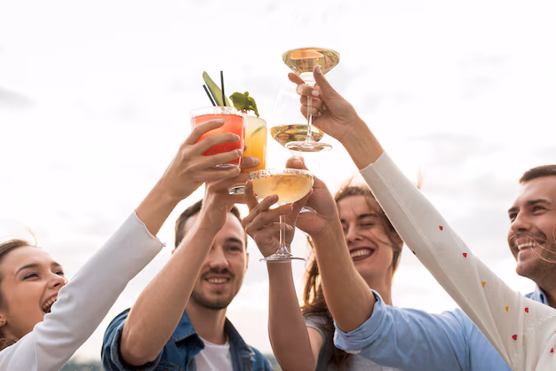 Amigos brindando con tragos