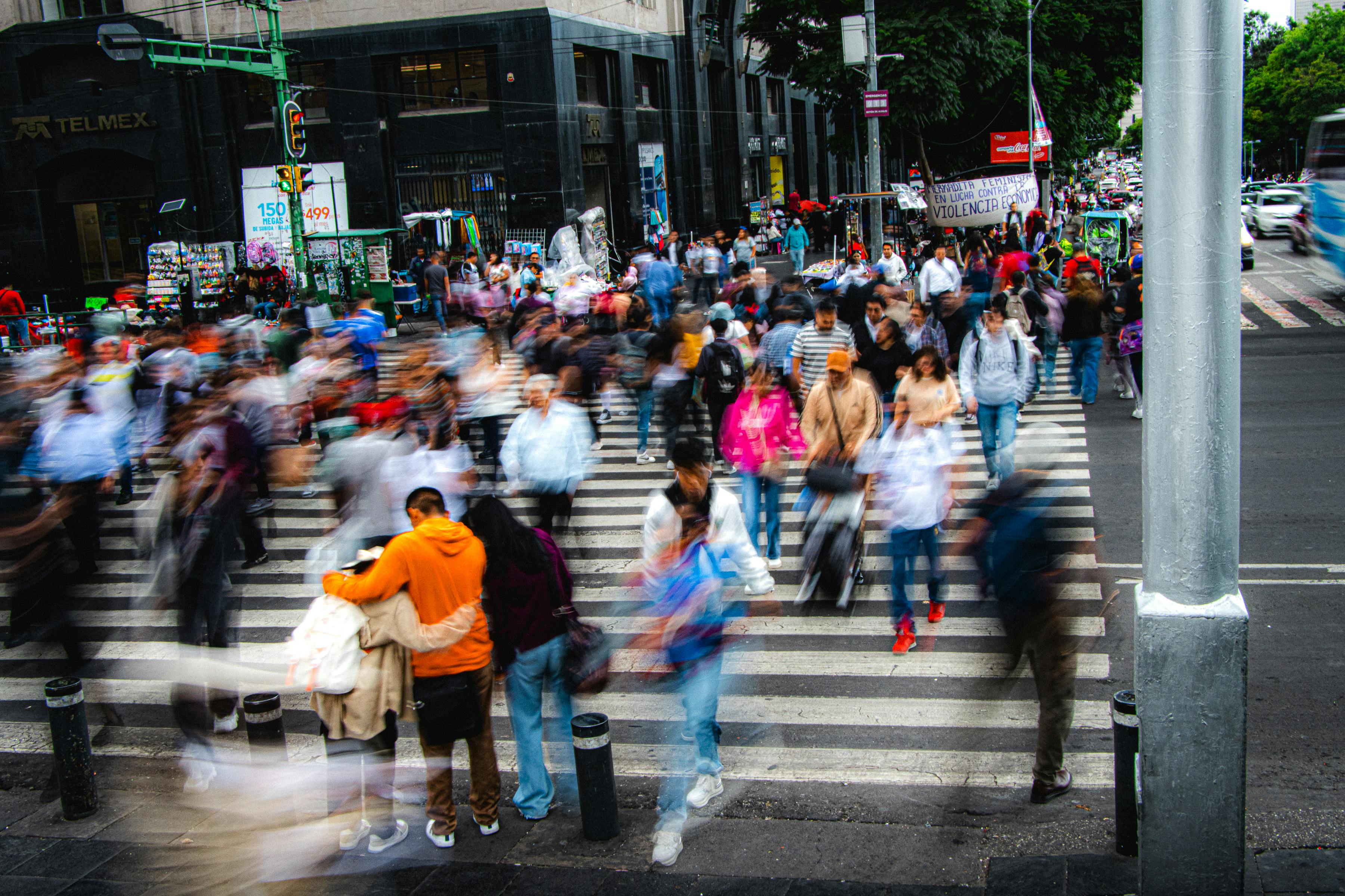 Cruce peatonal concurrido en Ciudad de México con efecto de movimiento