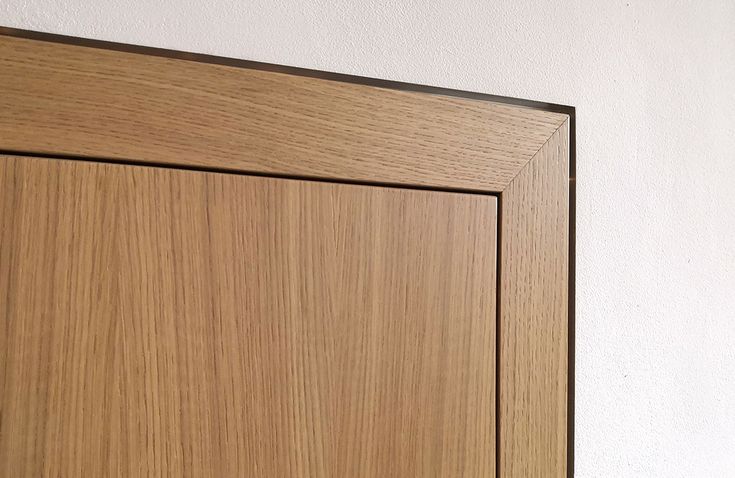 Nahaufnahme einer Fensterrahmenecke in Eiche ohne sichtbare Beschläge – verdeckte Montage
