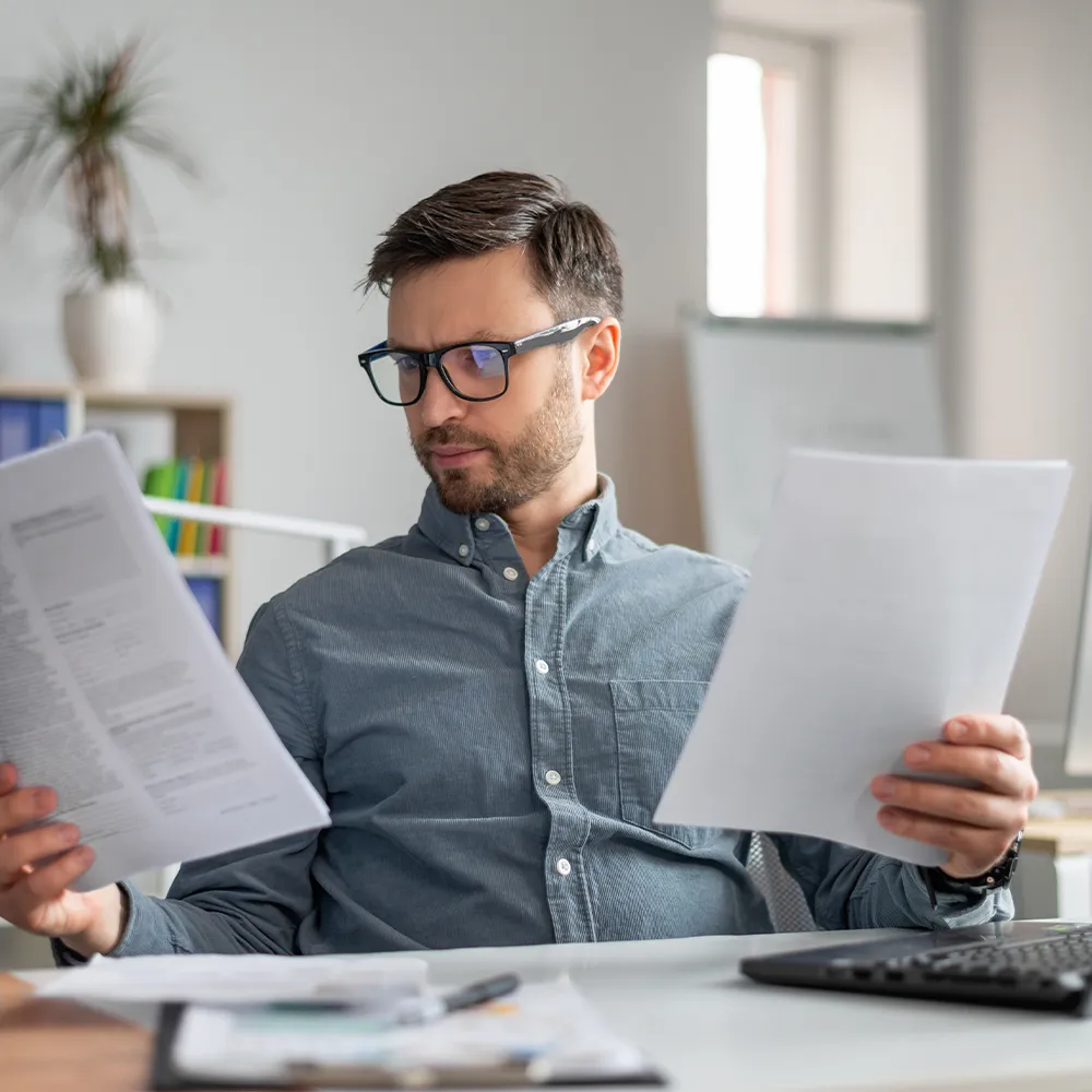Professionista che studia per concorsi della pubblica amministrazione