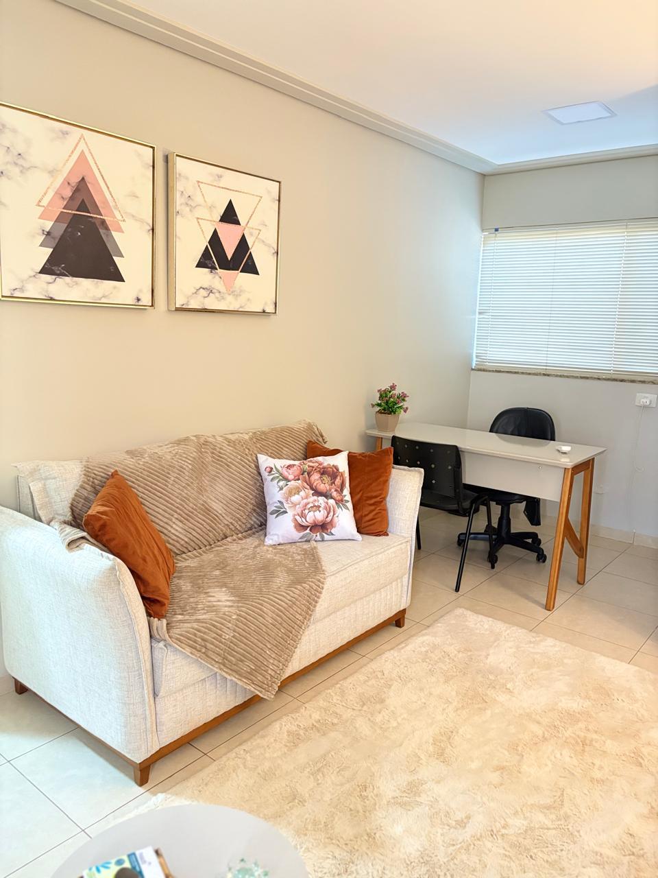 Sala de terapia com sofá confortável e decoração acolhedora