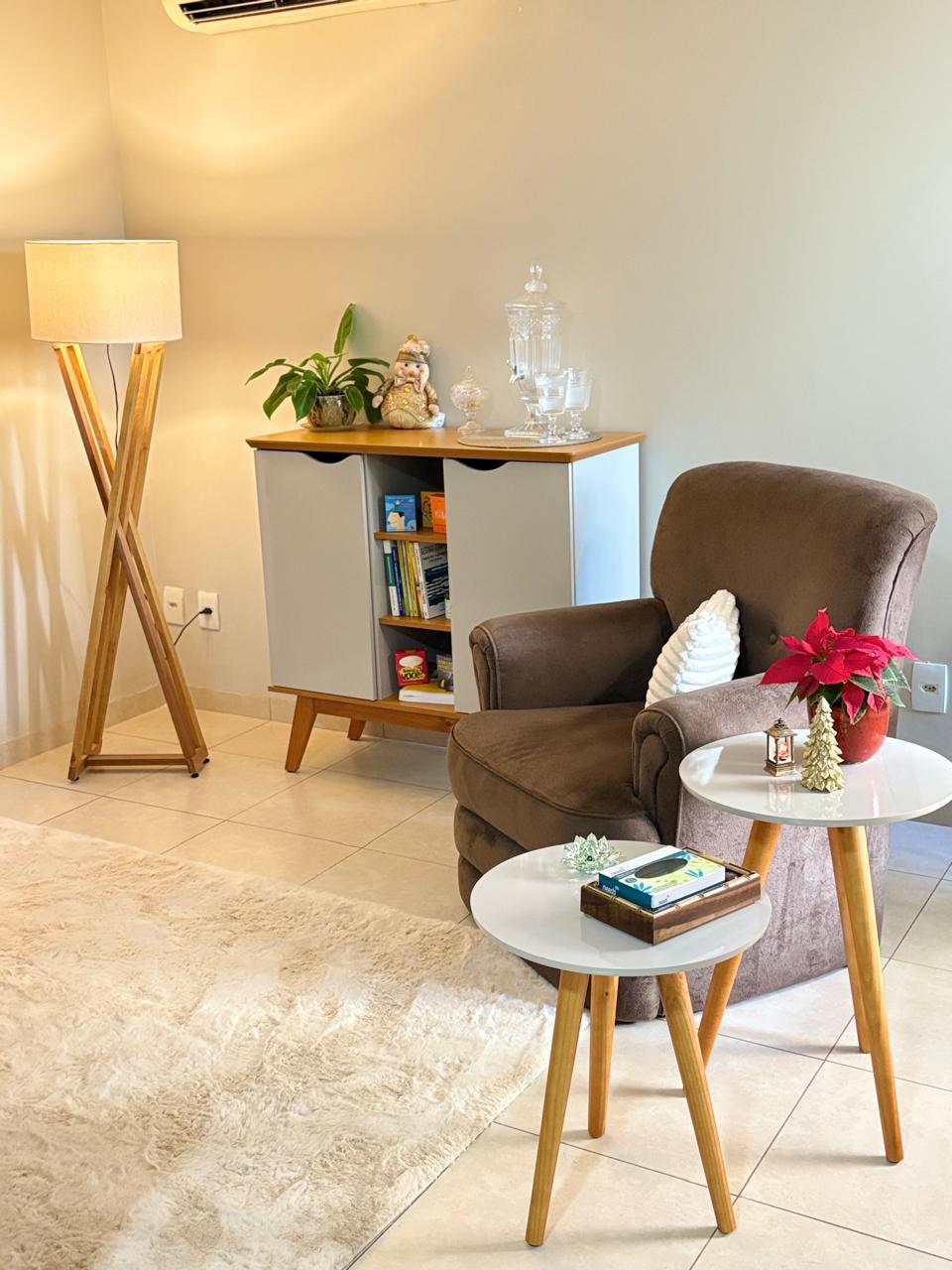 Poltrona de atendimento com abajur e decoração