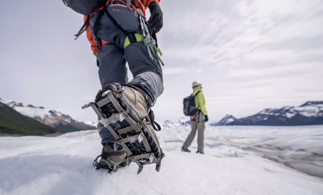 Crampons no gelo do Glaciar Perito Moreno durante Mini Trekking na Patagônia Argentina