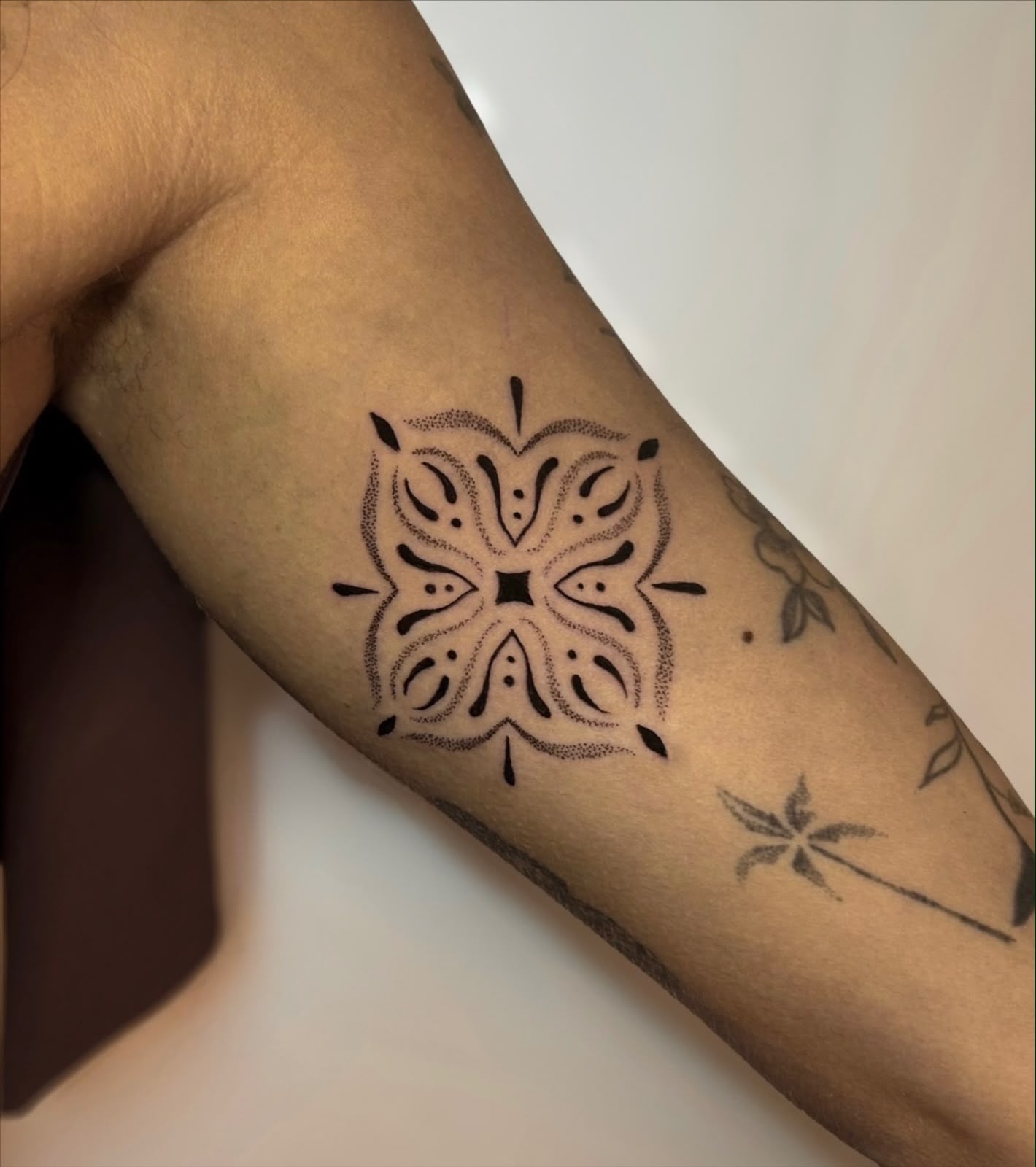 Mandala geométrica com padrão ornamental em antebraço