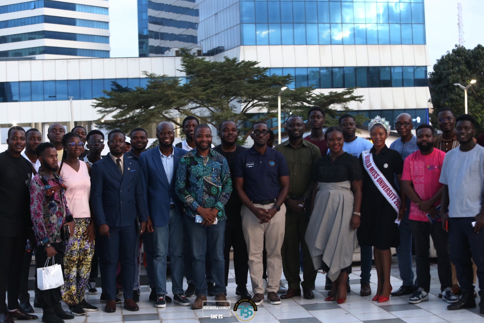 Group photo of participants and speakers