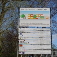 Bautafel: Hier entsteht der Computainer