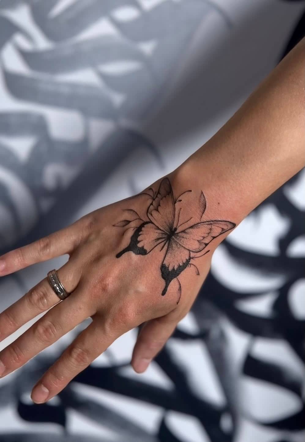 Fineline Schmetterling hinter dem Ohr