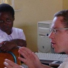 IT-Schulung: Projektleiter erklärt Teilnehmer am Computer