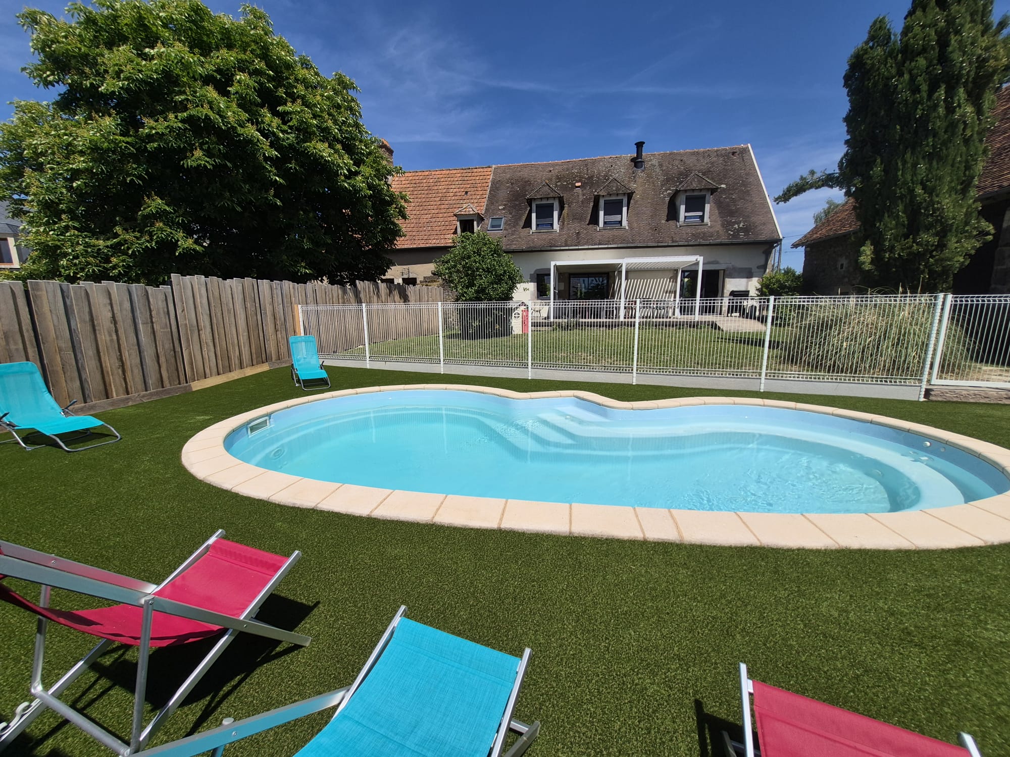 Piscine vue panoramique avec la maison