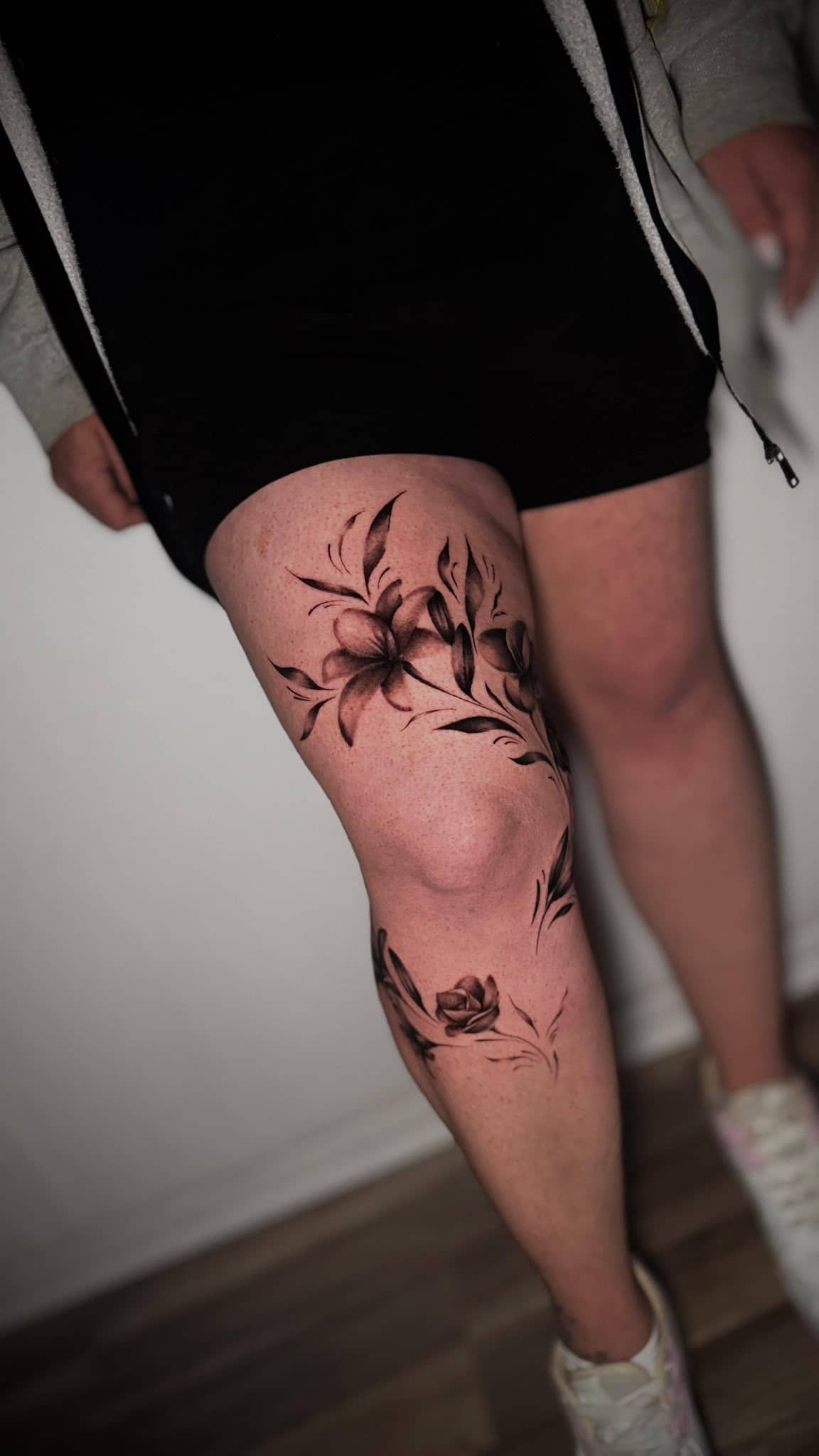 Black and Grey Lilien und Rose ueber Oberschenkel und Knie