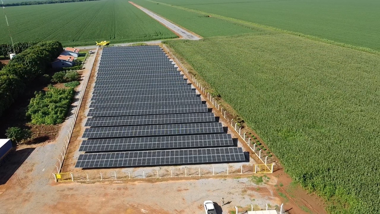 Usina solar projetada pela Solvaz em área agrícola no Mato Grosso