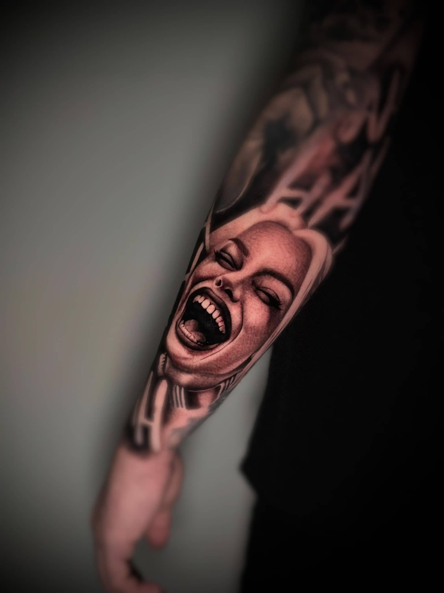 Black and Grey schreiendes Frauengesicht in ovalem Rahmen im Sleeve