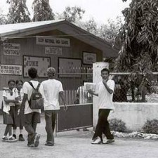 Schüler gehen durch das Schultor