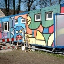 Graffiti-Bemalung des Containers in Arbeit, Leitern stehen noch