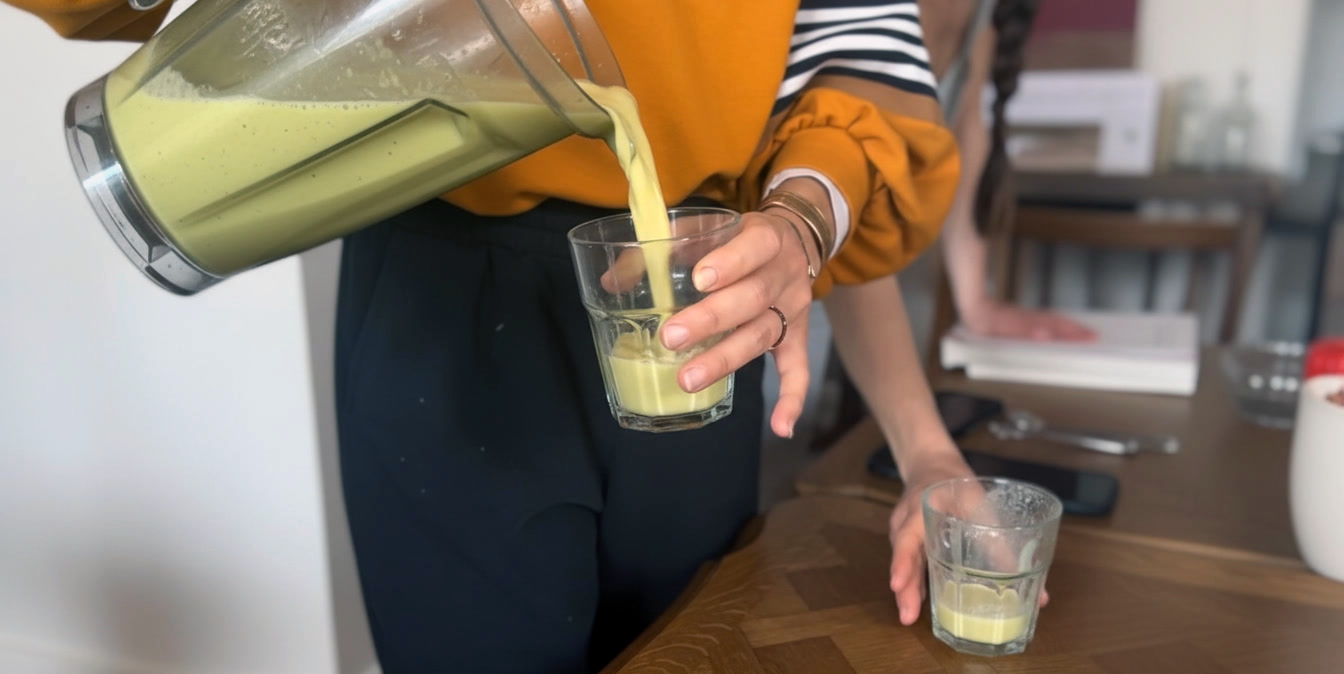 Przygotowywanie zdrowego zielonego smoothie - nalewanie do szklanki