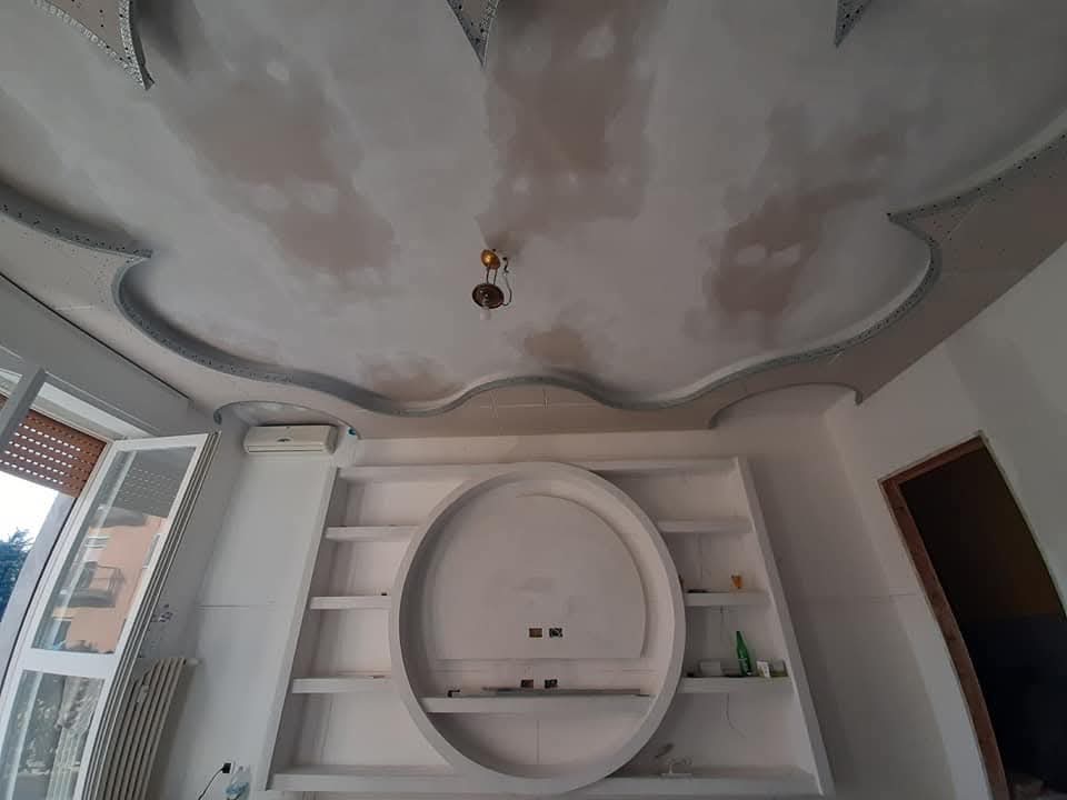 Soffitto decorativo con nicchia TV