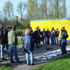 Gruppe betrachtet Graffiti-Entwürfe auf dem Boden