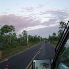 Blick aus dem Auto auf eine Überlandstraße