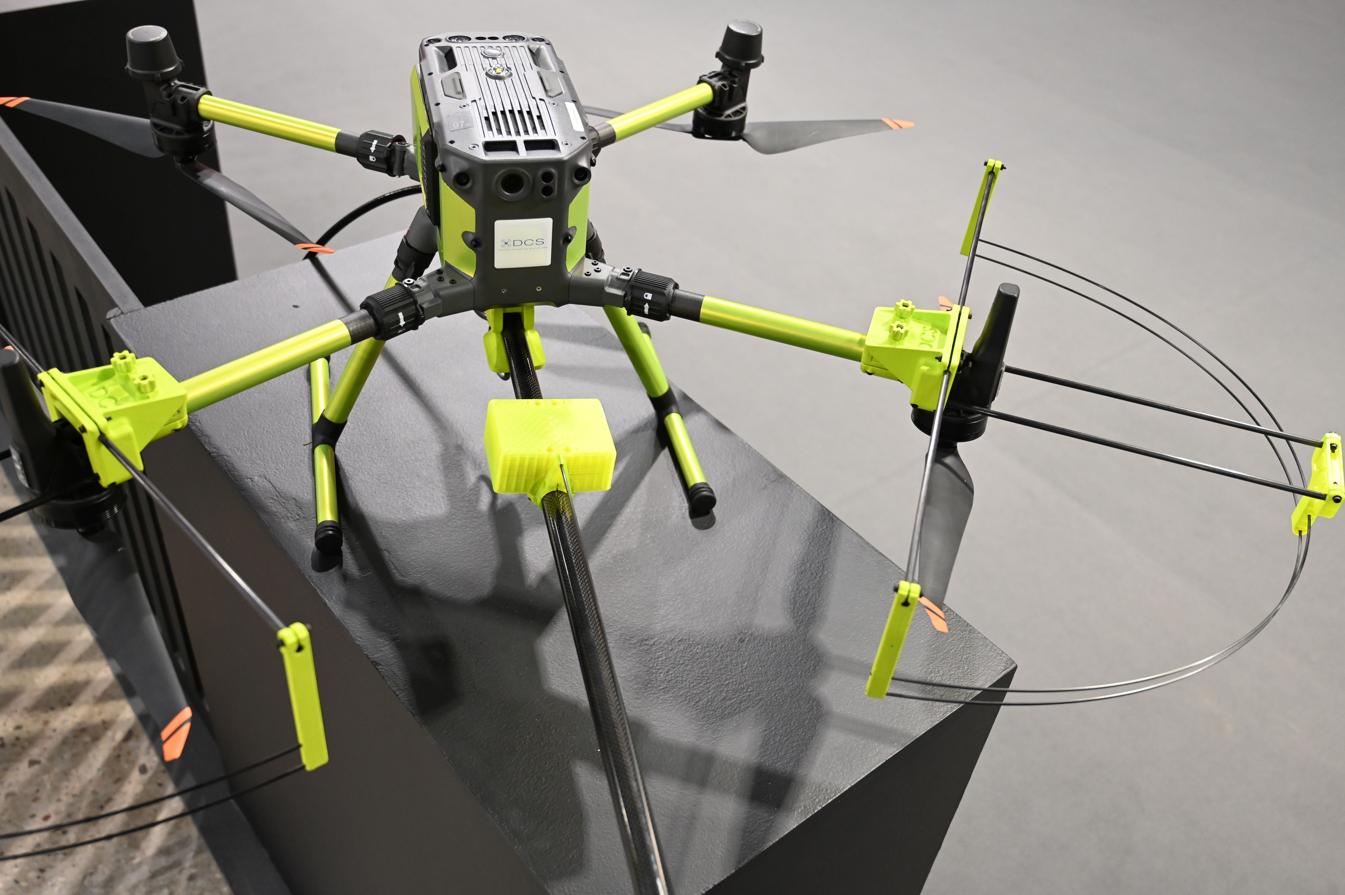 Dron DCS z rozlozonym systemem szczotek