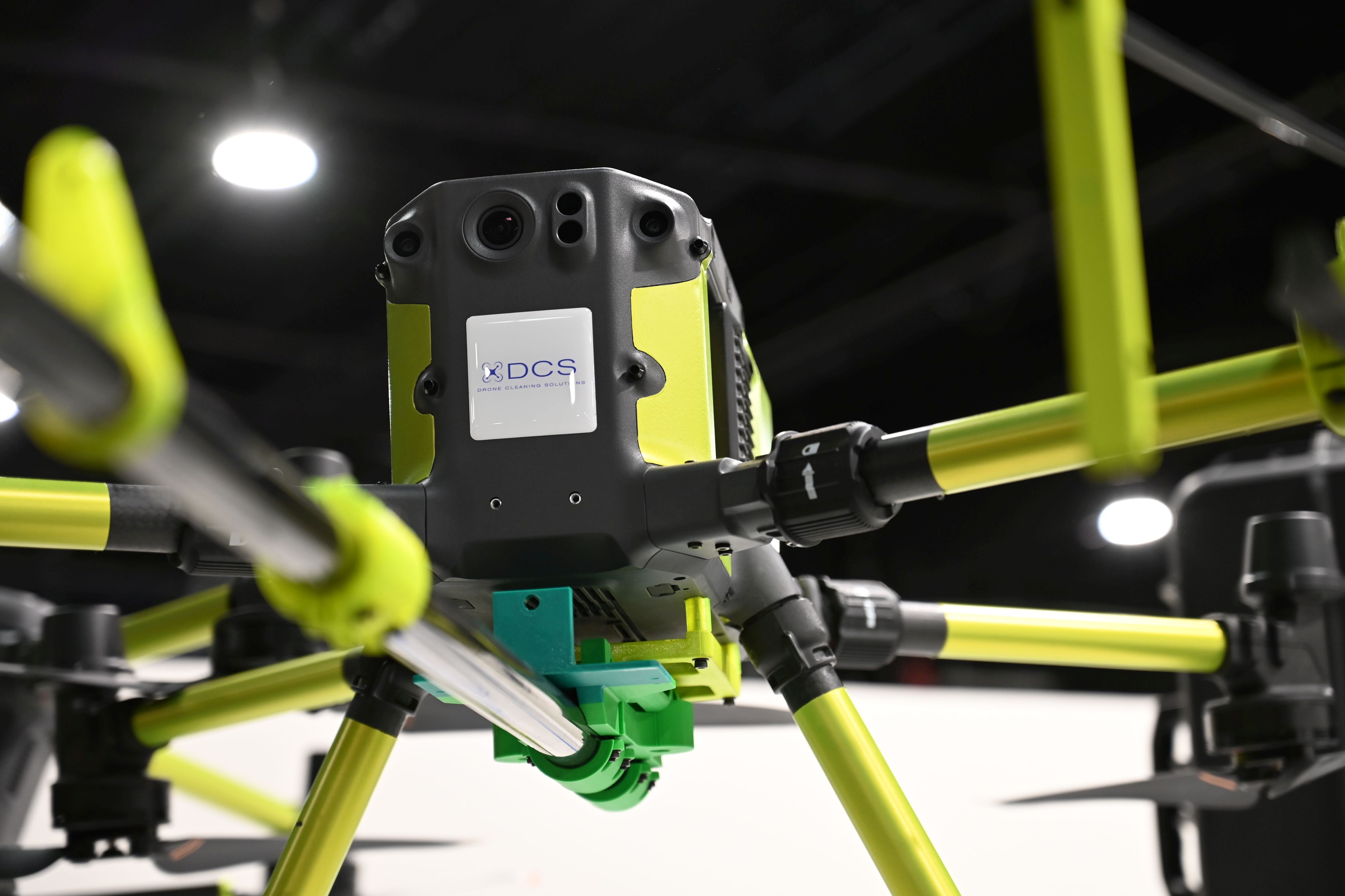 Dron DCS widok od dołu z modułem natryskowym