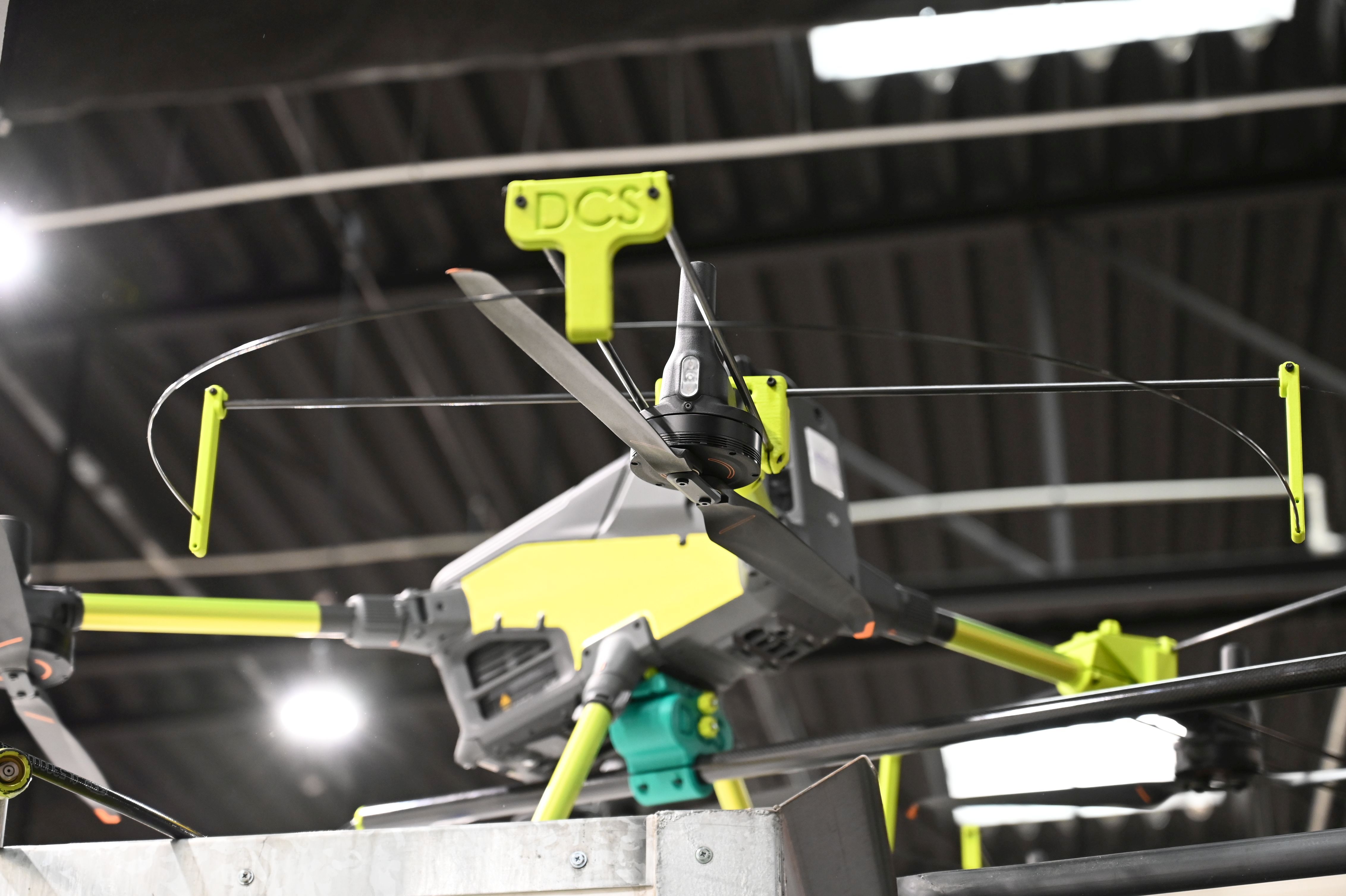 Dron DCS z logo i modułem natryskowym