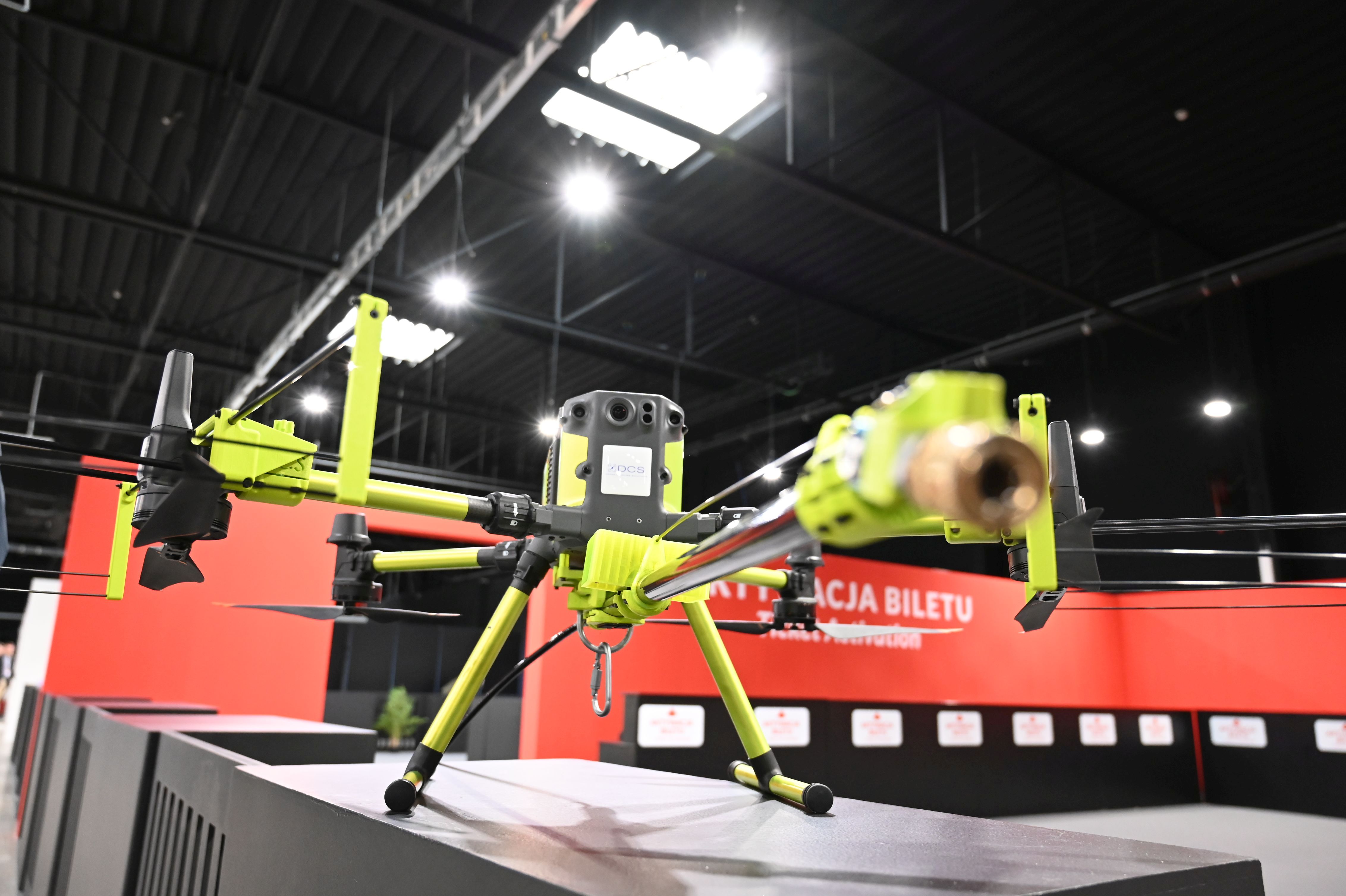 Dron DCS z mosiężną rurą natryskową