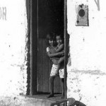 Kinder in einer Haustür