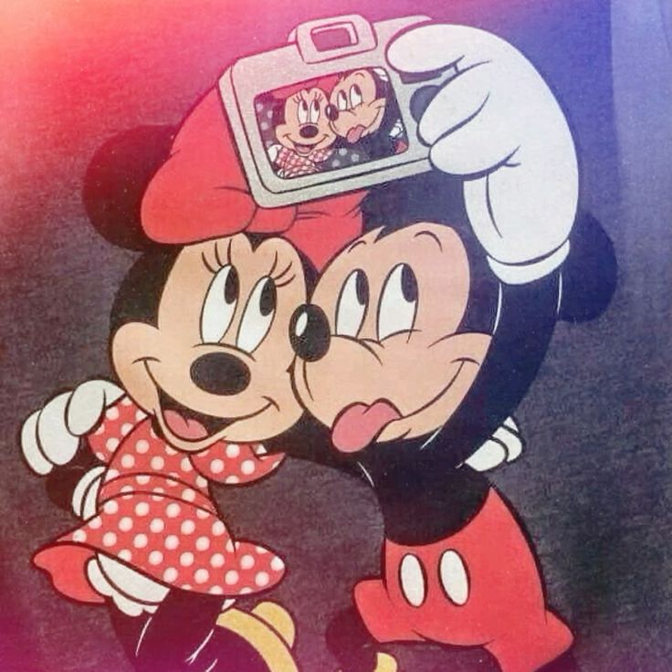 Mickey și Minnie zâmbind împreună