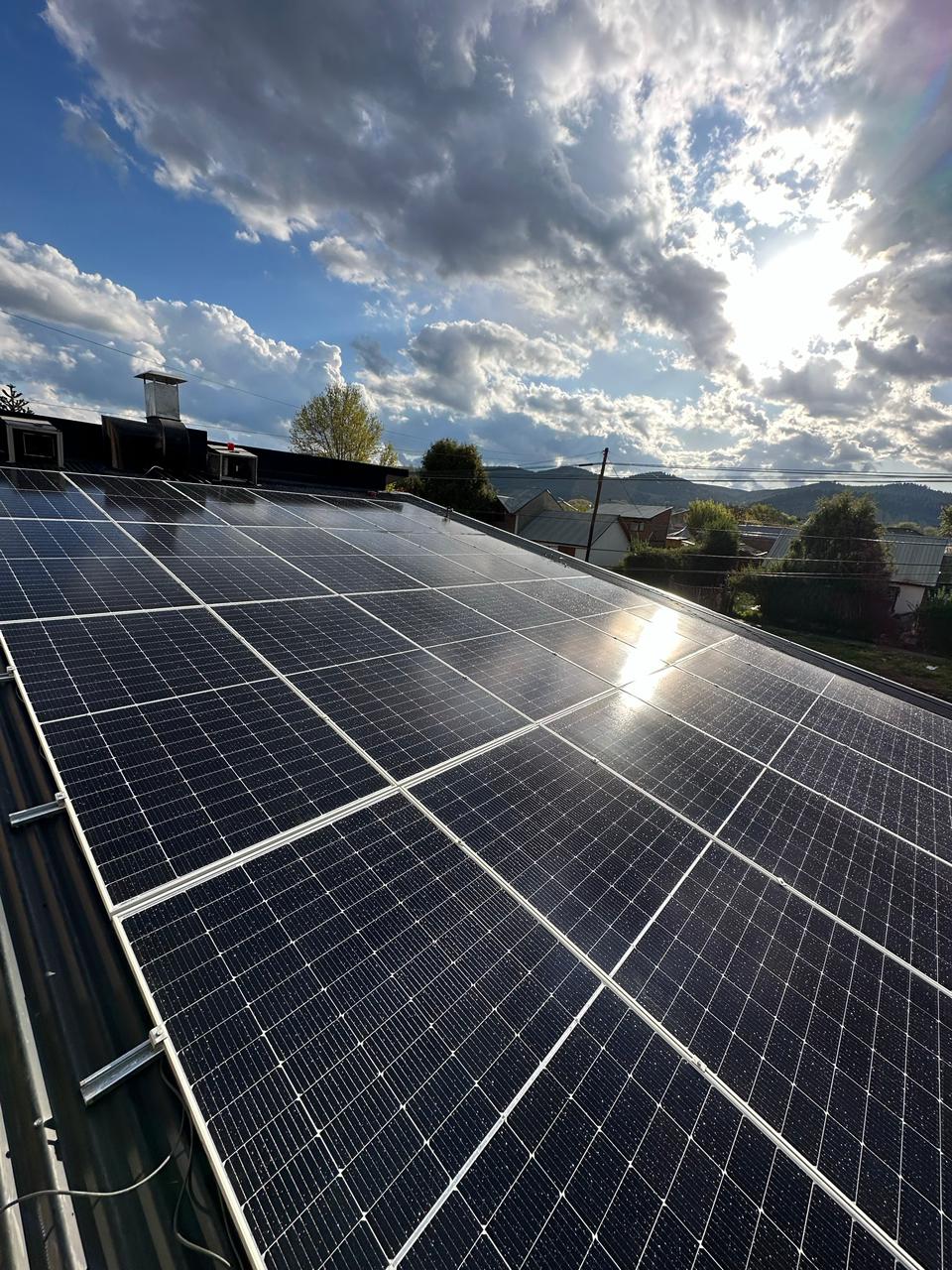 Instalación solar en techo con montaña de fondo
