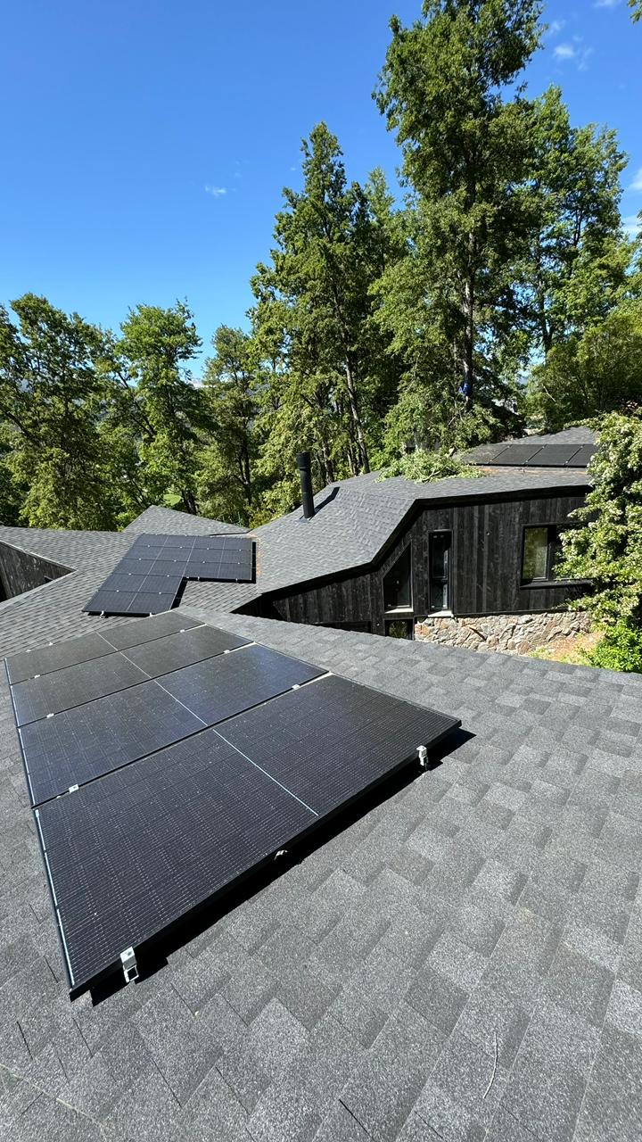 Casa negra moderna con paneles solares en techo