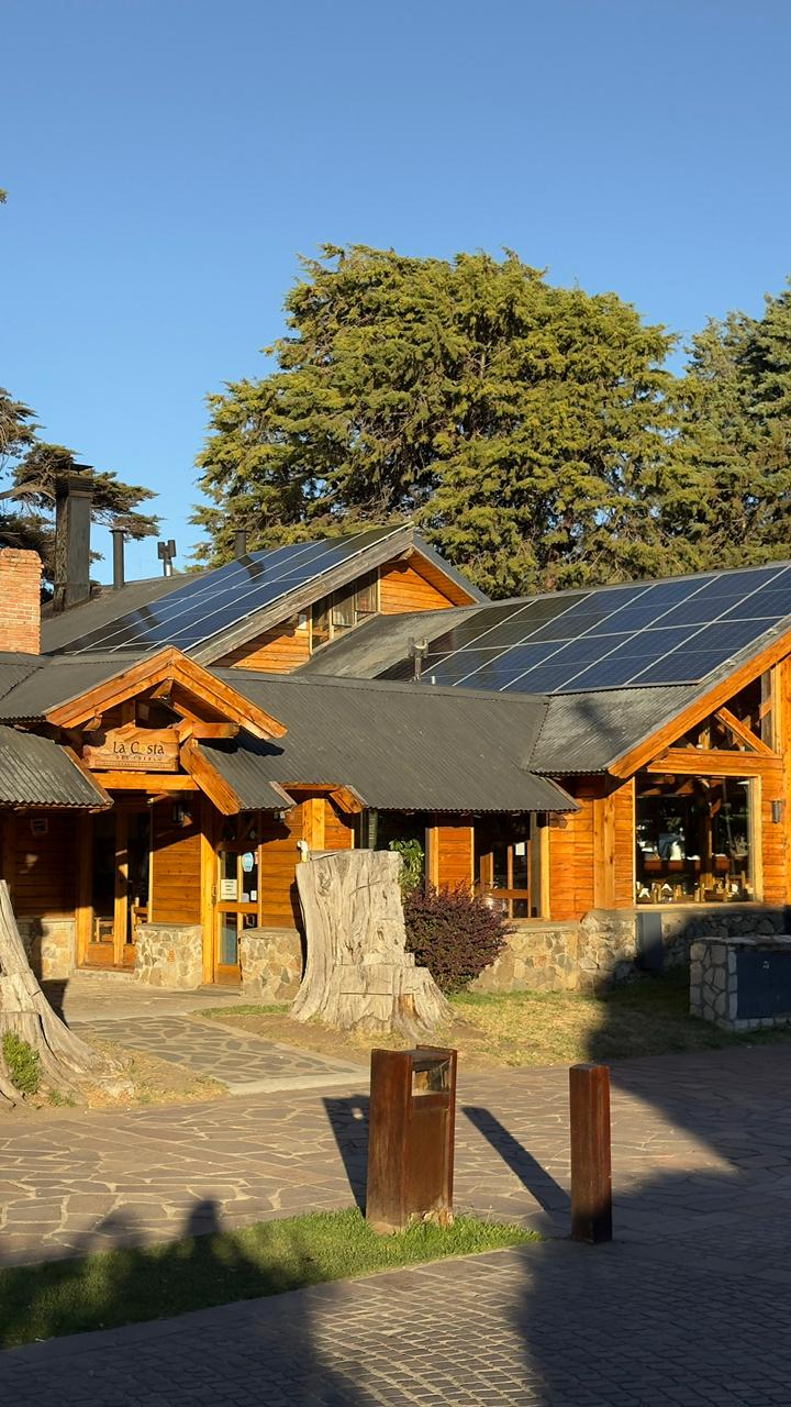 Lodge rústico patagónico con paneles solares
