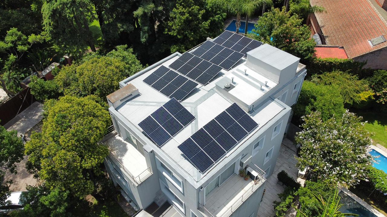 Vista aérea de casa moderna blanca con paneles solares