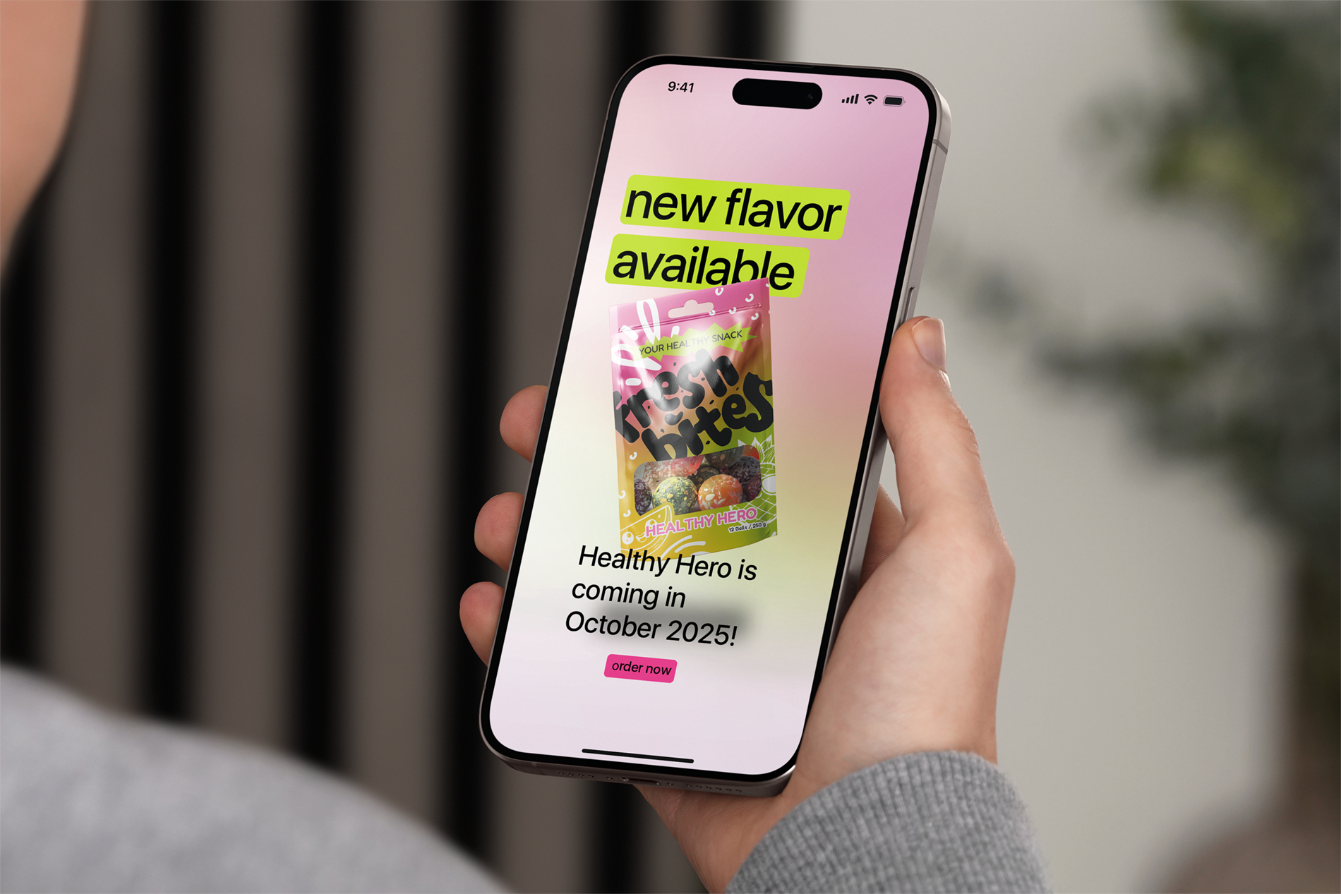 Fresh Bites Social-Media-Motiv mit Snackverpackung auf einem Smartphone
