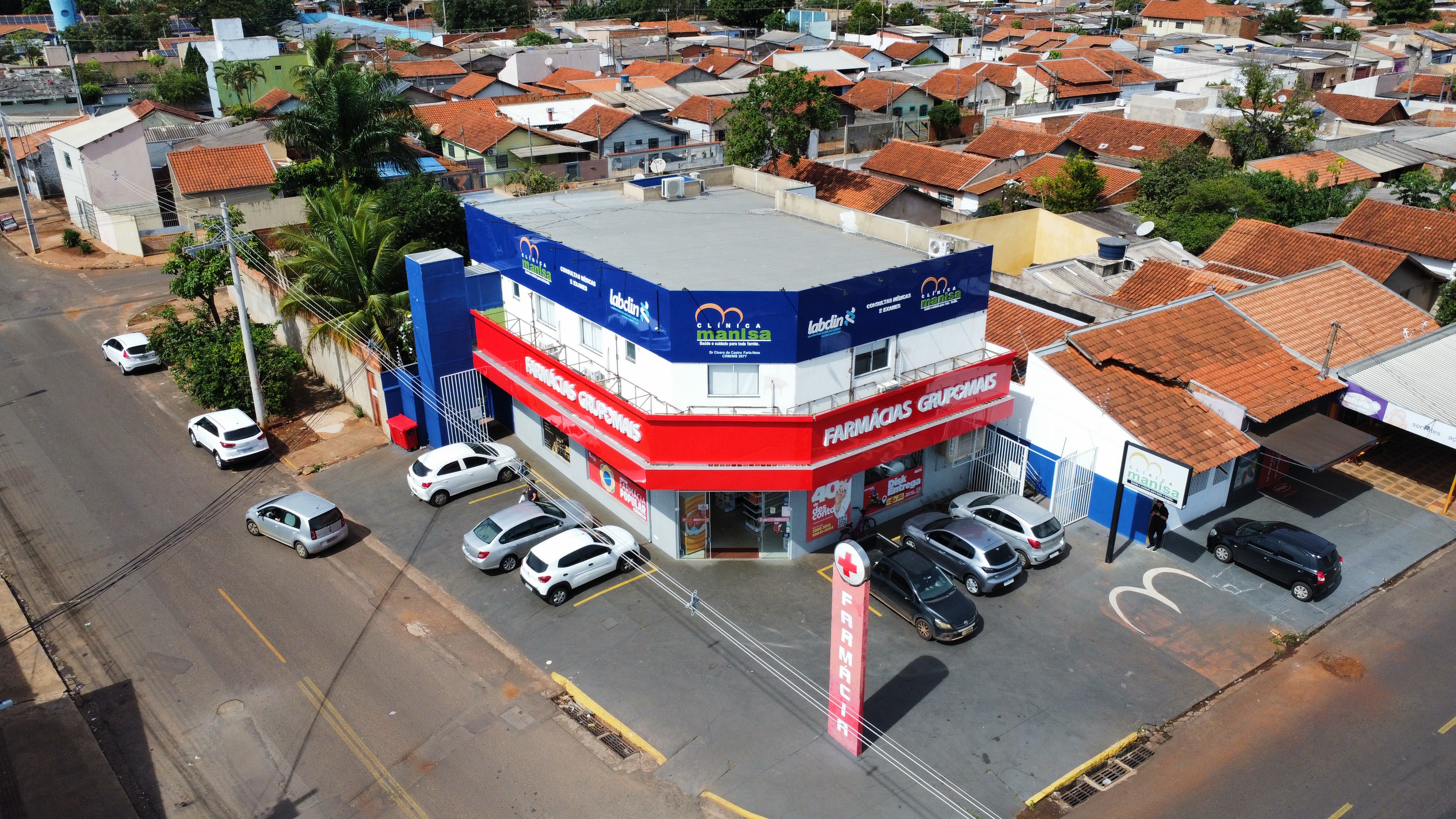 Vista aérea da Clínica Manisa mostrando a fachada azul e vermelha