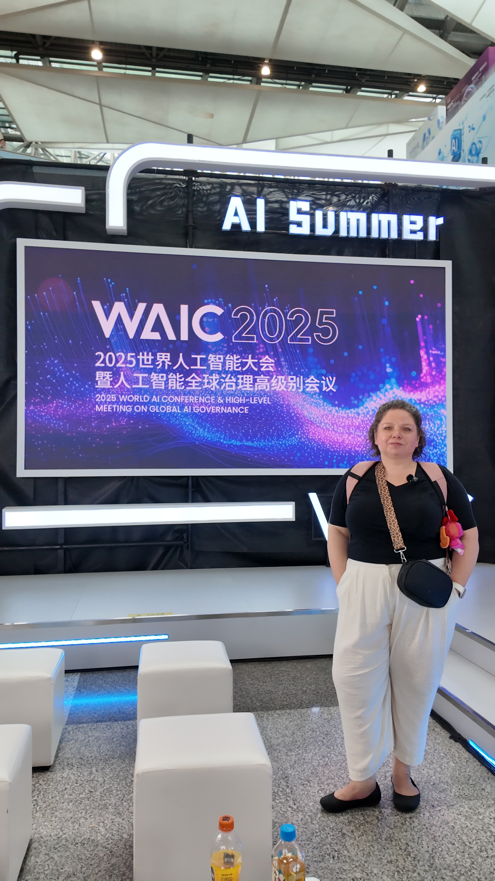 Patrycja na tle ekranu World AI Conference 2025 w Szanghaju