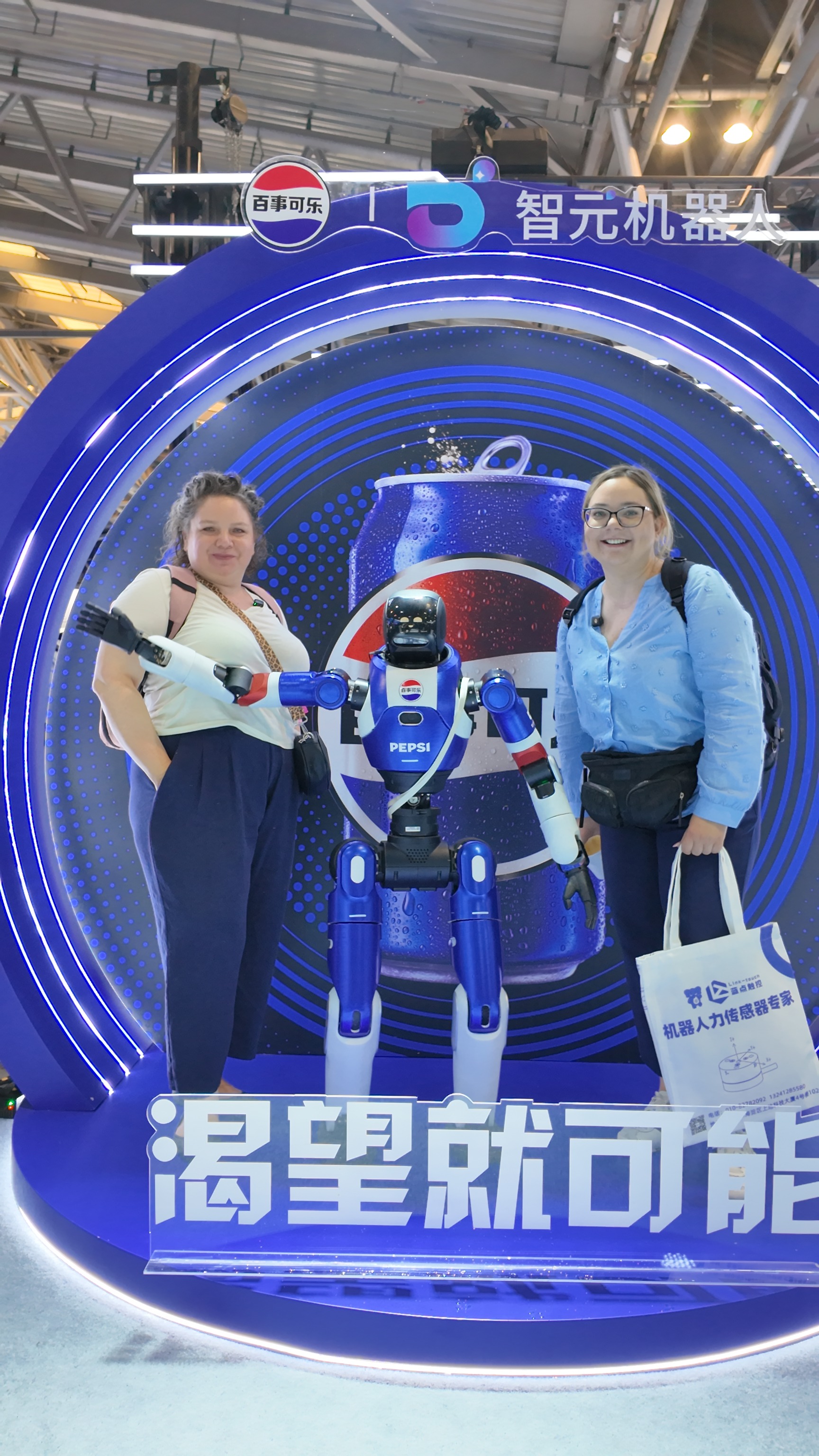 Natalie i Patrycja z robotem Pepsi na targach robotyki