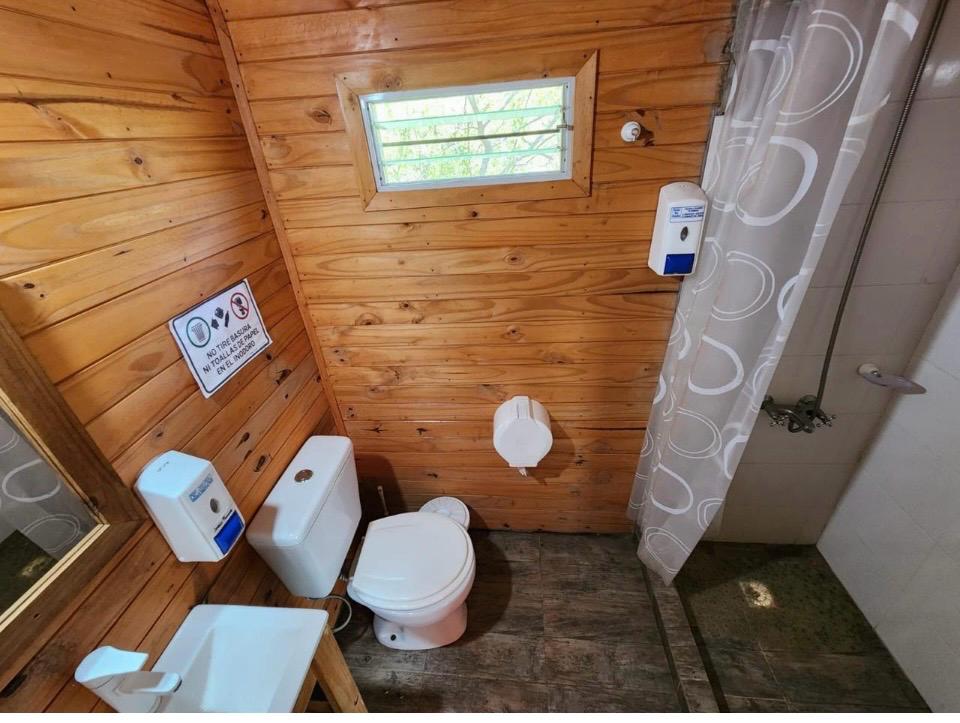 Baño del domo con paredes de madera