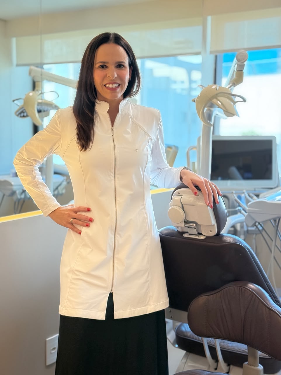 Dra. Luciana Teresa Thomaz — Periodontista e Endodontista