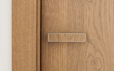 Detail minimalistické kliky