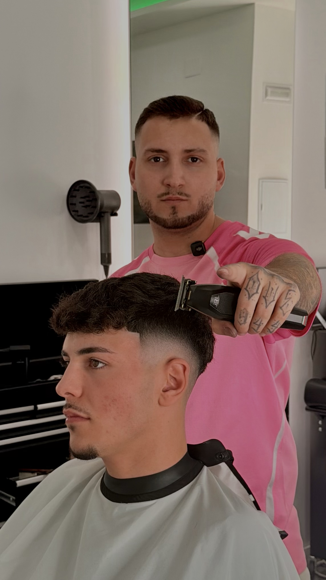 RCM Barber en acción cortando