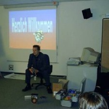 Referent vor "Herzlich Willkommen"-Projektion