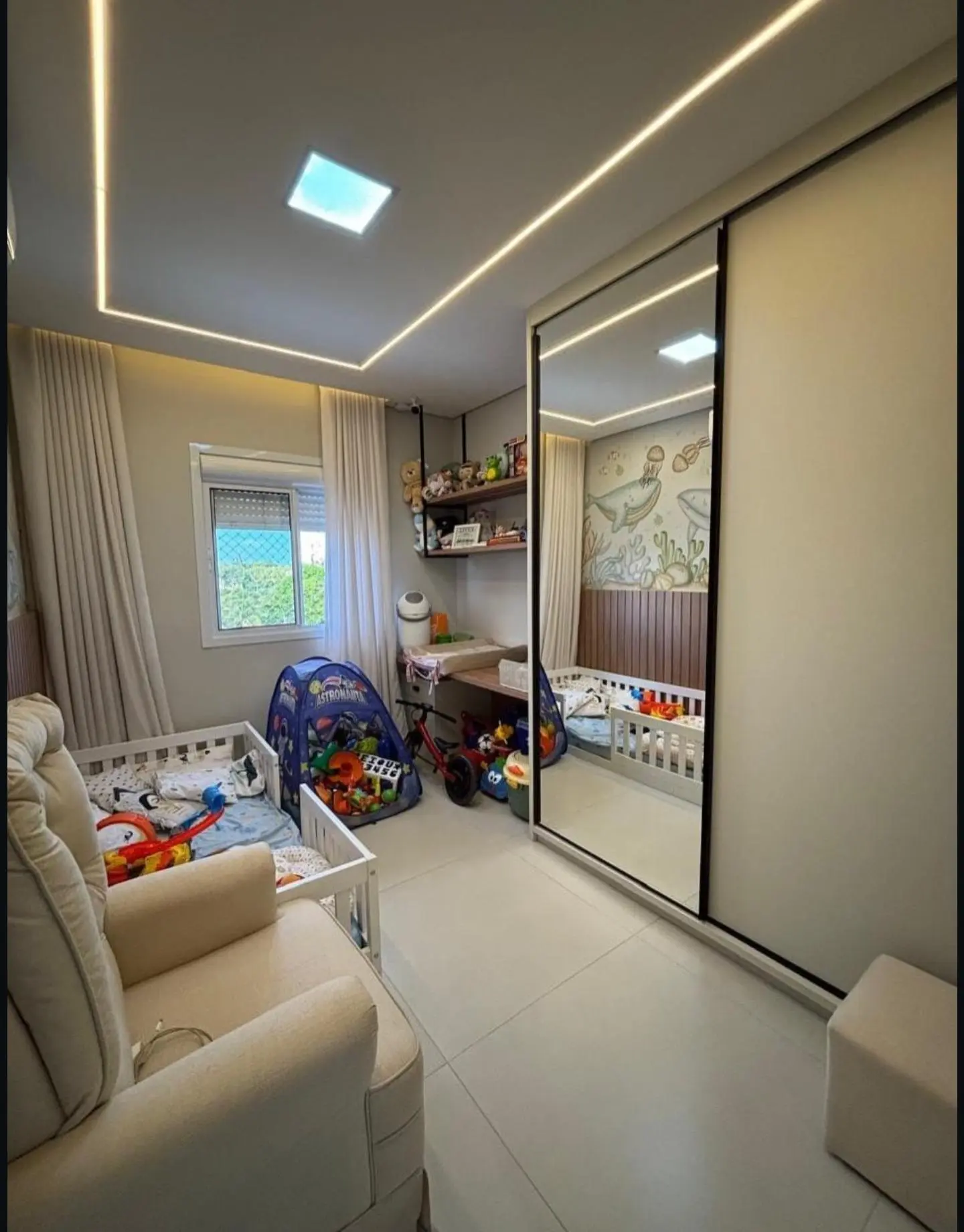 Quarto infantil com guarda-roupa espelhado e papel de parede