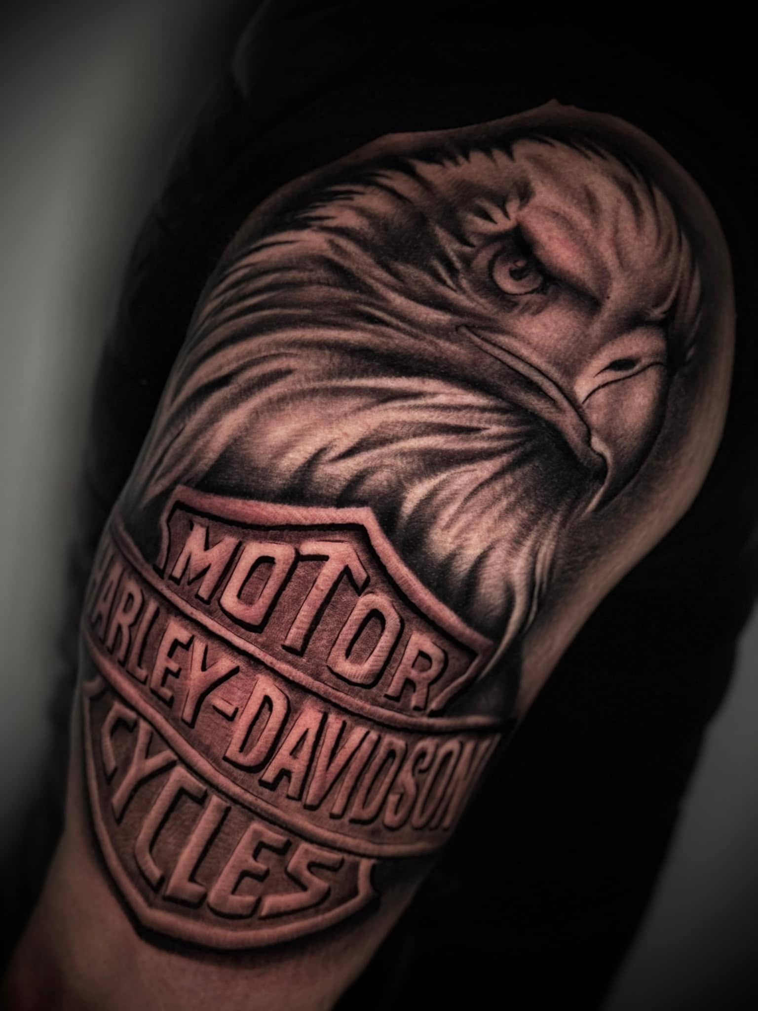 Black and Grey Harley-Davidson Adler mit Motor Cycles Logo am Oberarm