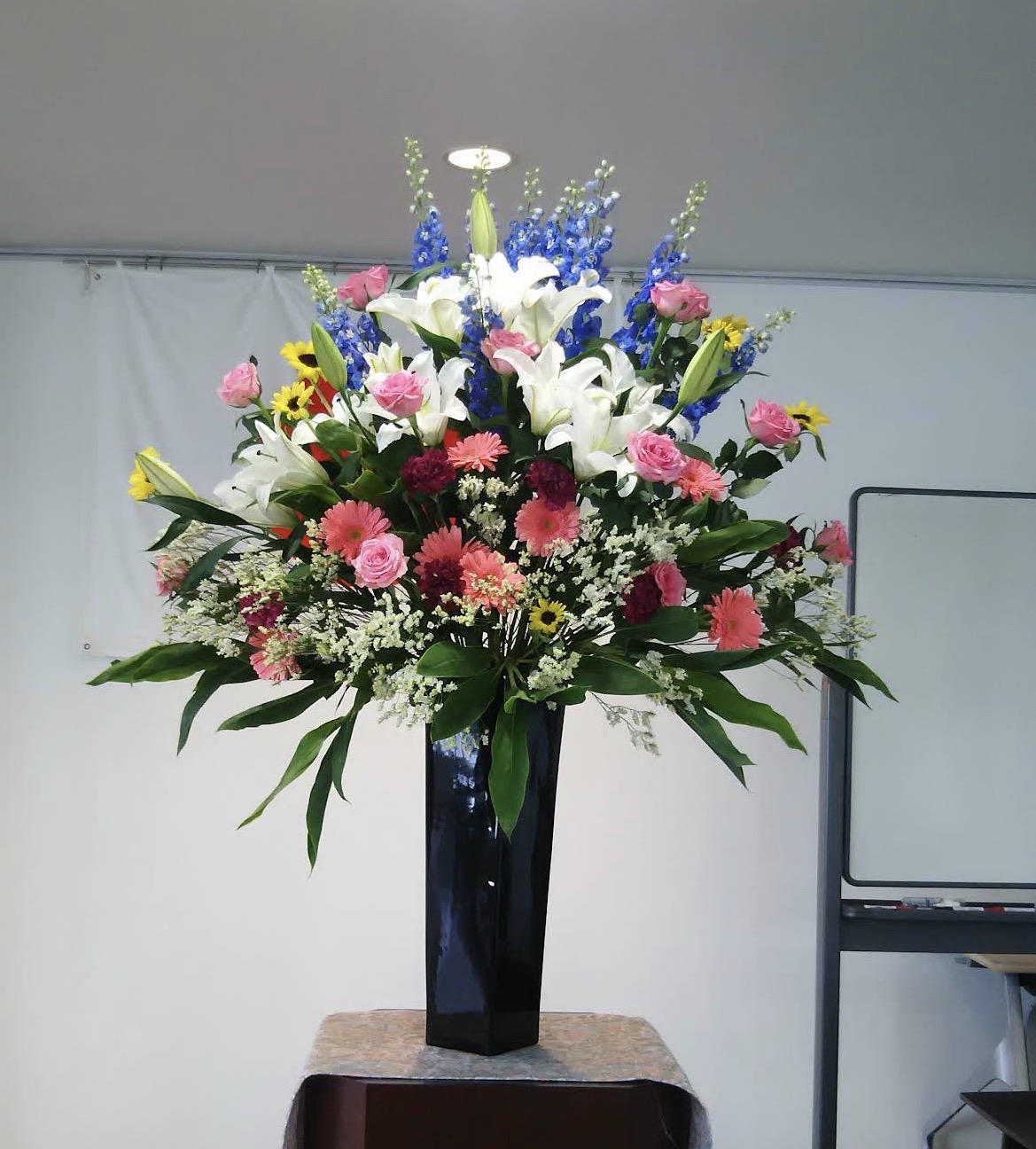 誕生日や記念日におすすめのカラフルなスタンド花 和歌山市配達可能