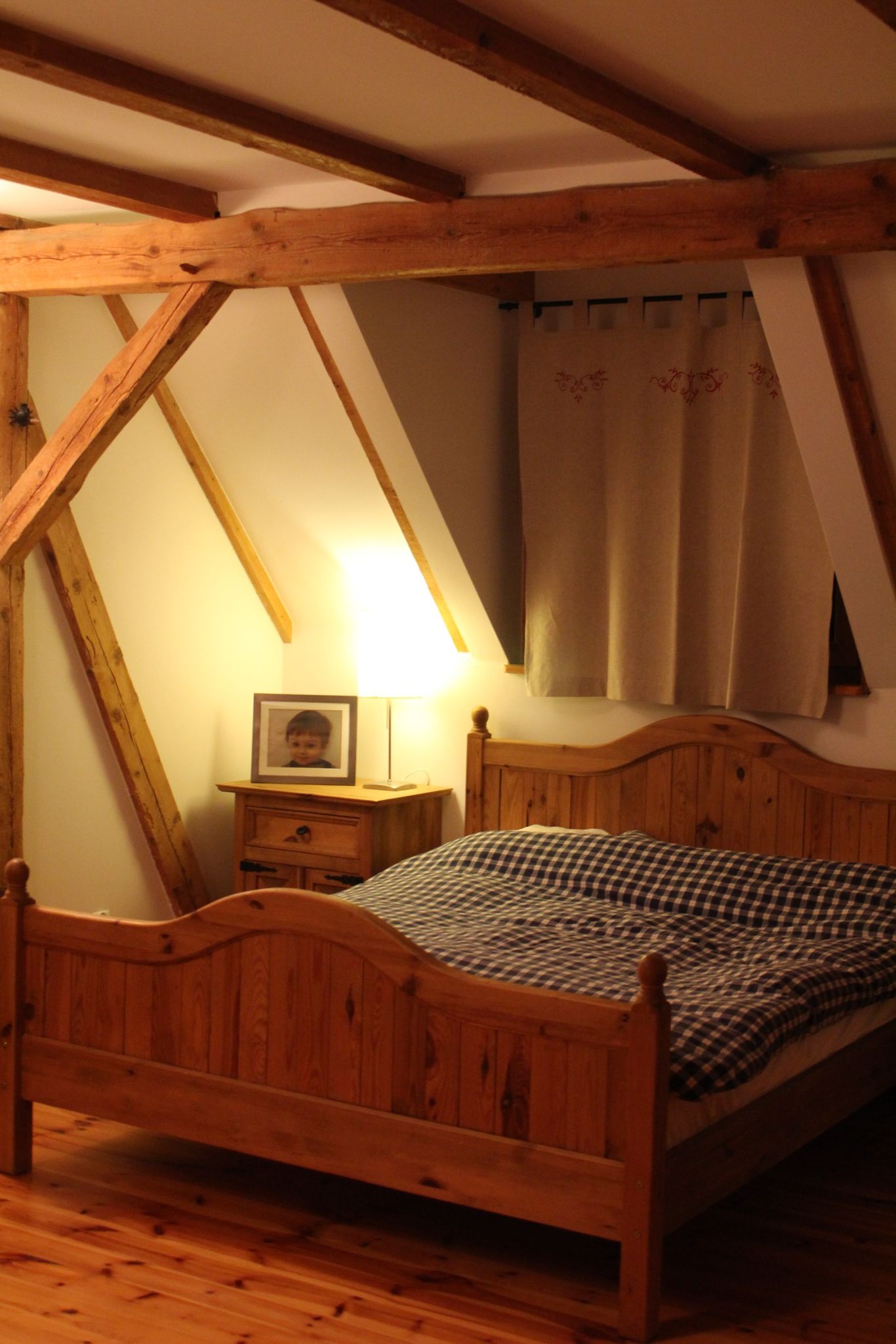 Przytulna sypialnia na poddaszu